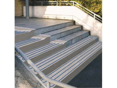 Красивый дом, с красивым мраморным крыльцом.