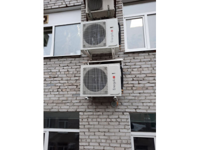 Напольно-потолочный кондиционер в интерьере квартиры или офиса.