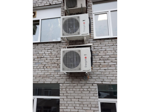 Напольно-потолочный кондиционер в интерьере квартиры или офиса.