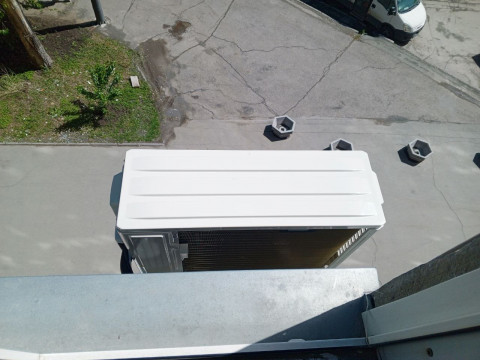 Установка кондиционера в квартире у Дмитрия: Сплит-система Energolux чёрного цвета