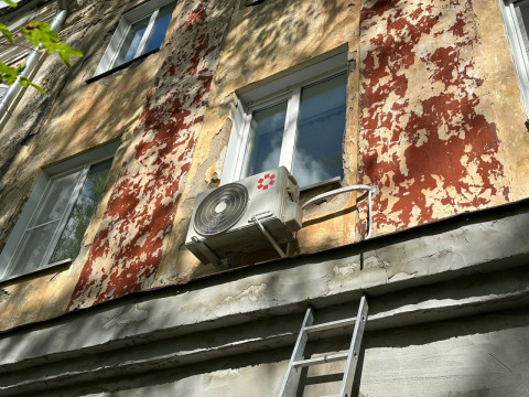 Монтаж кондиционера в Томске: Кабанов Василий и установка Kentatsu YUKI 35 нашим монтажником Вадимом (Австралиец)