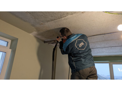 Установка трассы для кондиционера в новом доме на переулке Шпальный, 3, в Томске