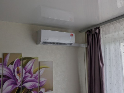 Установка кондиционера ROYAL Clima GLORIA RCI-GL28HN с обходом труб отопления — история Виктории и Романа