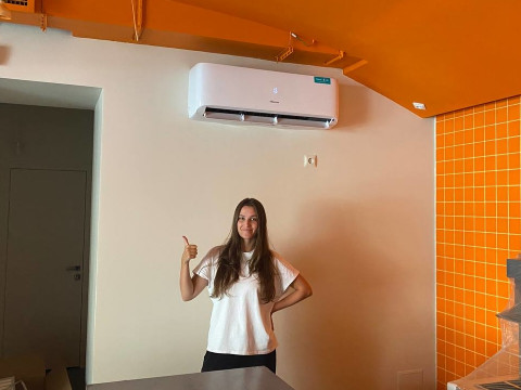 Установка кондиционеров Hisense в чайной и квартире клиента Геннадия — кейс от компании «Буран», Барнаул