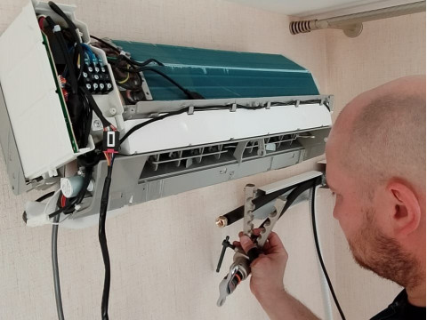 Профессиональный монтаж сплит-системы Energolux Zurich без наружных коммуникаций — идеальное решение для квартиры