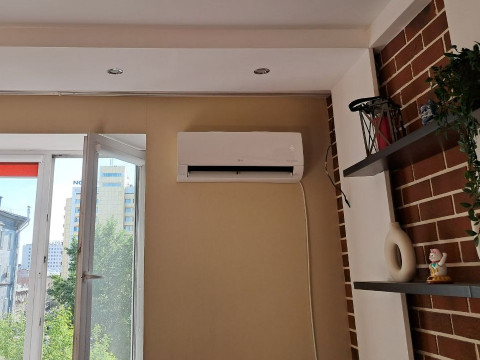 Монтаж кондиционера LG Megacool с автовышки в центре Новосибирска для постоянного клиента Олега