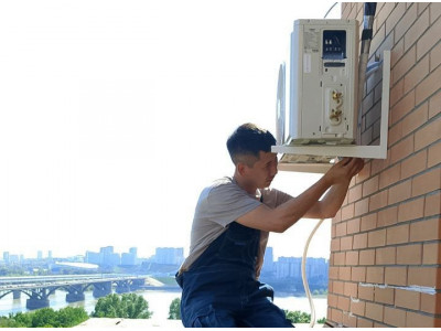 Установка кондиционера Tosot T09H-SnN2 на Сакко и Ванцетти в Новосибирске — работа монтажников «Буран»