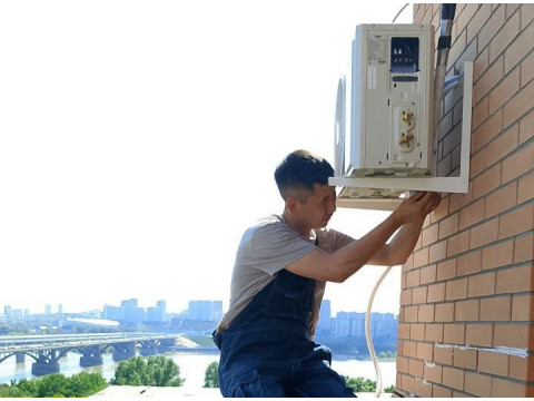 Установка кондиционера Tosot T09H-SnN2 на Сакко и Ванцетти в Новосибирске — работа монтажников «Буран»