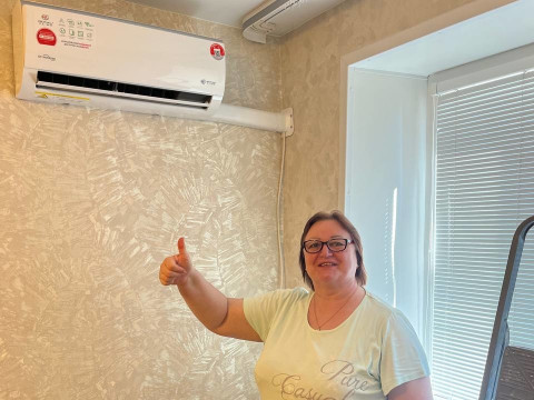 Монтаж кондиционера ROYAL Clima в спальне с чистовой отделкой на ул. Б. Богаткова, 226/1 — работа бригады №6 компании «Буран»