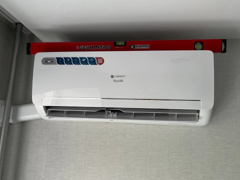 Монтаж сплит-системы LORIOT Skyline 09 в зале по адресу ул. Лескова 15 — работа бригады №6