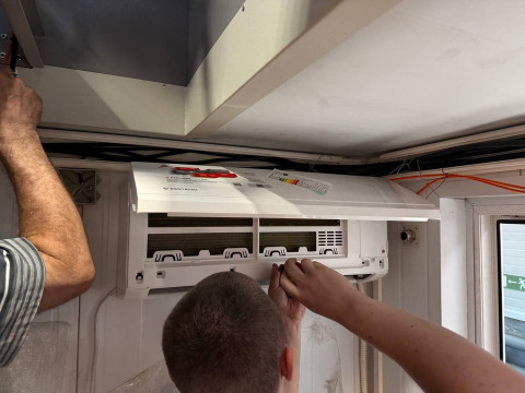 Срочный монтаж кондиционеров в бытовки перед отправкой на Крайний Север — оперативная работа «Буран Климат»