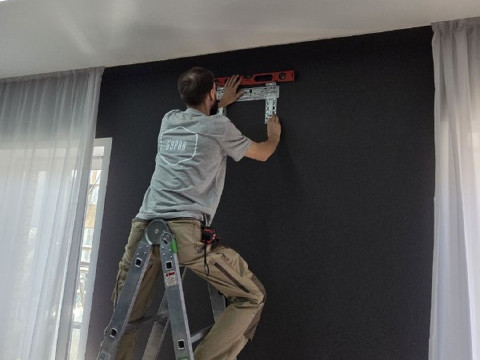 Монтаж кондиционера LORIOT Premiere 09 в зале у клиента Сергея — бригада №4 (Максим и Евгений), ул. Гоголя 205