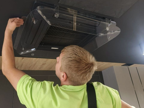 Установка защитных экранов для кассетных кондиционеров Ballu Смарт 650 в офисе ООО "Евробетон"