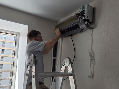 Владислав приобрел кондиционер на маркетплейсе и обратился к нам для установки: как мы сохранили внешний вид его дома