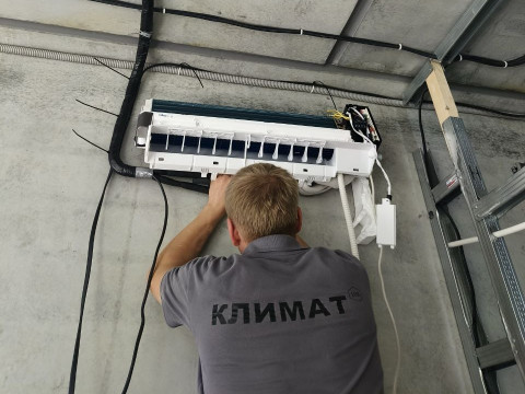 Установка сплит-системы ROYAL Clima ARIA DC Inverter в офис турагенства в п. Краснообск