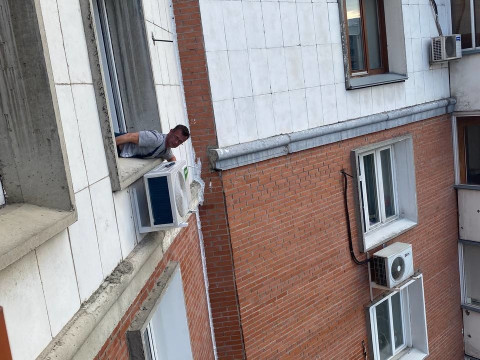 Довеска и пусконаладка сплит-систем Ballu Eco Smart DC в Новосибирске — работа монтажников Андрей и Виталий