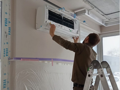 Завершение монтажа мульти-сплит системы Haier и трёх бризеров Тион Light в Новосибирске — проект для Леонида от бригады Виталия и Максима