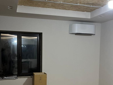 Установка дизайнерской сплит-системы TOSHIBA Haori для постоянного клиента в Бийске — премиальный монтаж от компании «Буран»