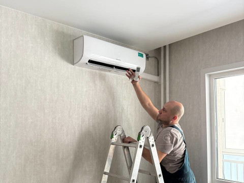 Профессиональный монтаж кондиционера Hisense Zoom DC Inverter в Новосибирске — работа бригады Андрея и Алексея на ул. Ясный Берег, 3